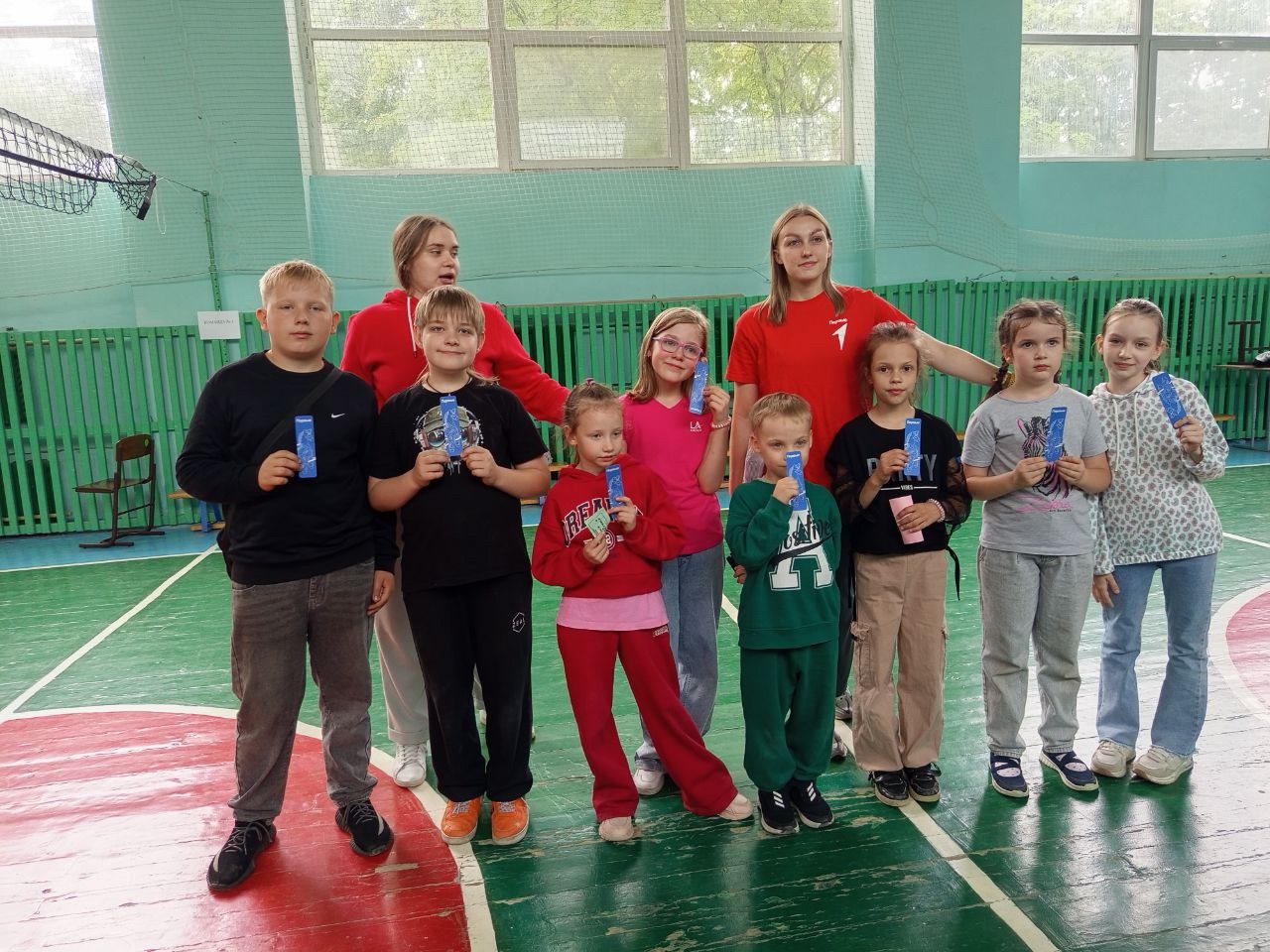 День весёлых мальчишек и забавных девчонок в лагере.